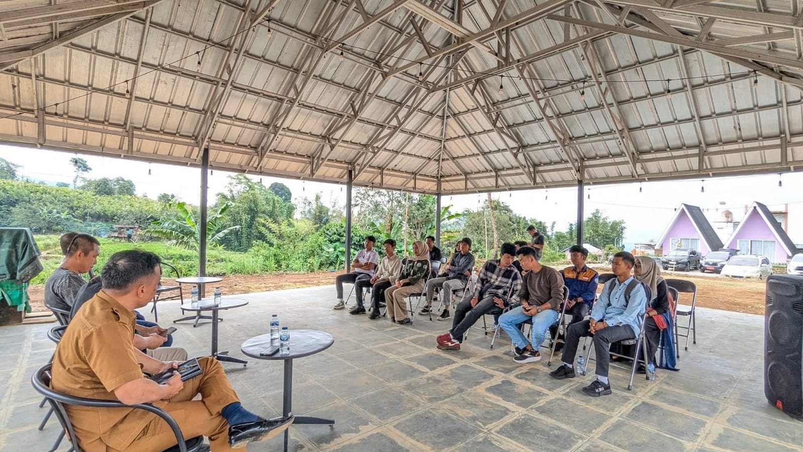 Pertemuan akrab ini membahas isu masyarakat sekaligus memperkuat sinergi pemerintah dan mahasiswa.