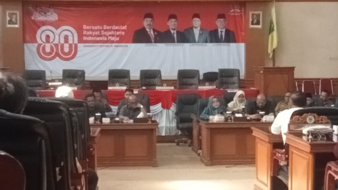 Pansus II DPRD Majalengka membahas pencabutan Perda Dana Cadangan Investasi Rp 173 miliar. Pansus II DPRD Majalengka membahas pencabutan Perda Dana Cadangan Investasi Rp 173 miliar.