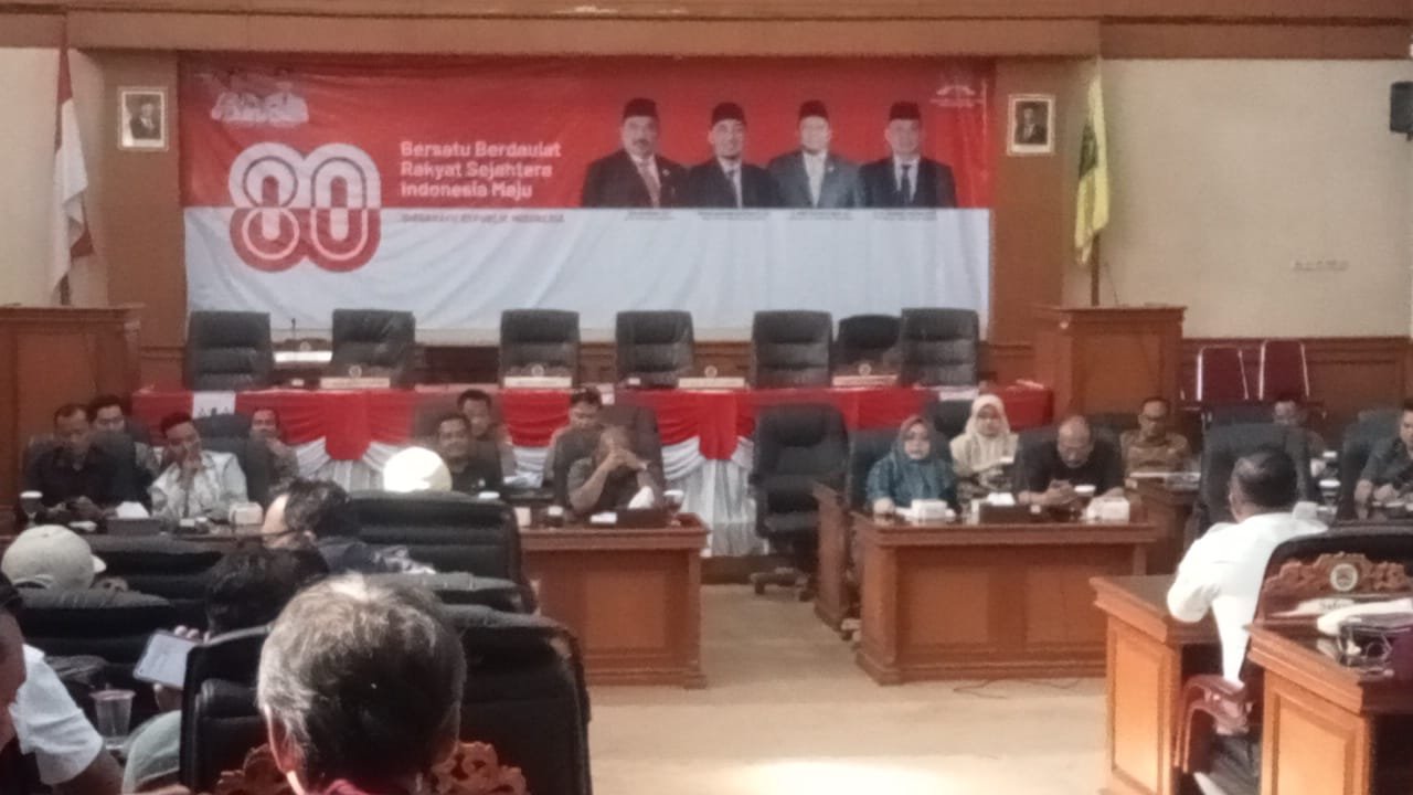 Pansus II DPRD Majalengka membahas pencabutan Perda Dana Cadangan Investasi Rp 173 miliar. Pansus II DPRD Majalengka membahas pencabutan Perda Dana Cadangan Investasi Rp 173 miliar.
