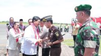 Kajati Bengkulu menyambut Wamen Transmigrasi Viva Yoga Mauladi di Bandara Fatmawati.