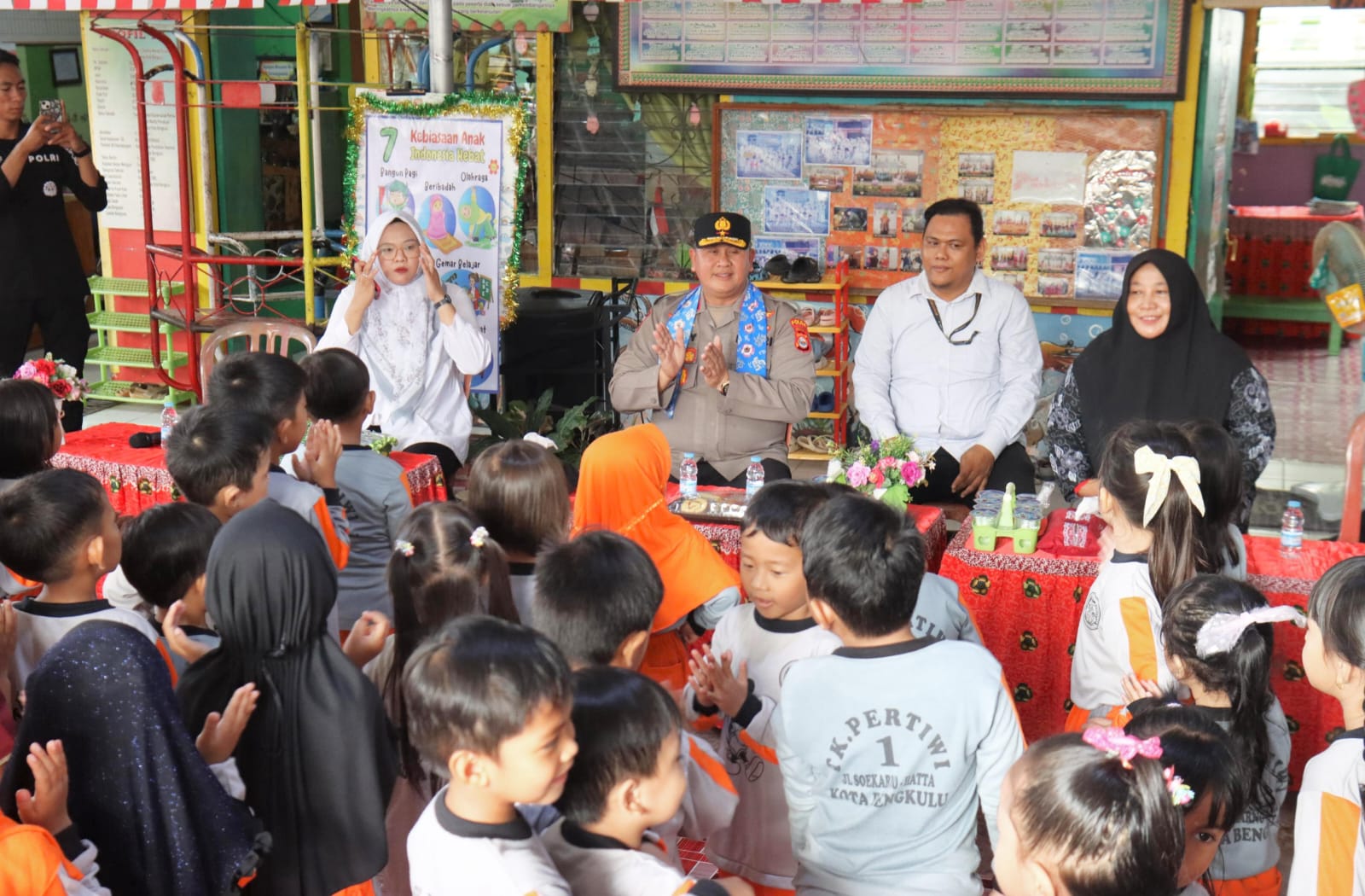 Wakapolda Bengkulu Brigjen Pol. Dicky Sondani bersilaturahmi dengan siswa TK Pertiwi 1