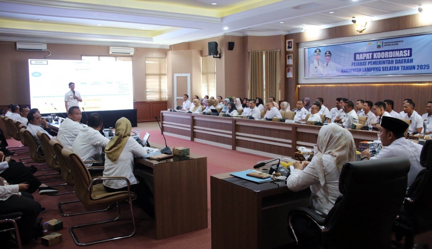 Rapat koordinasi bulanan di Aula Krakatau, kantor bupati setempat, Rabu (10/9/2025).