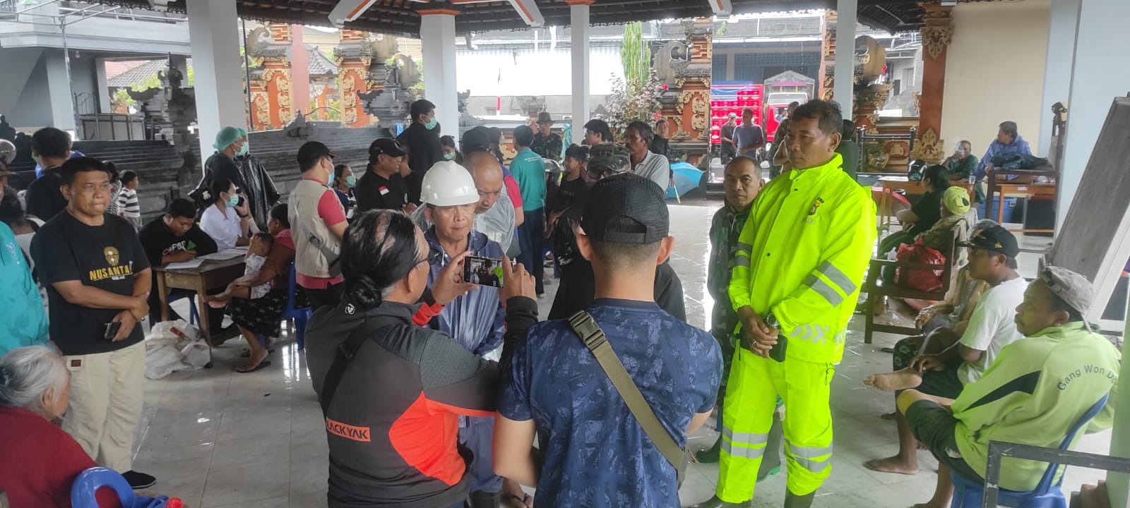 Polri menyalurkan bantuan, mendirikan posko darurat, dan menyiapkan trauma healing bagi korban banjir dan longsor di Bali.