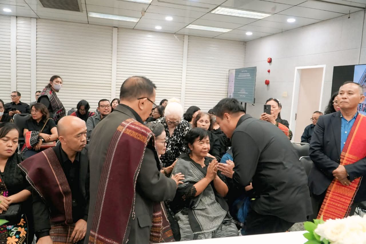 Bupati Humbahas Oloan Nababan melayat Zetro Leonardo Purba, staf KBRI Lima asal Humbahas yang wafat di Peru