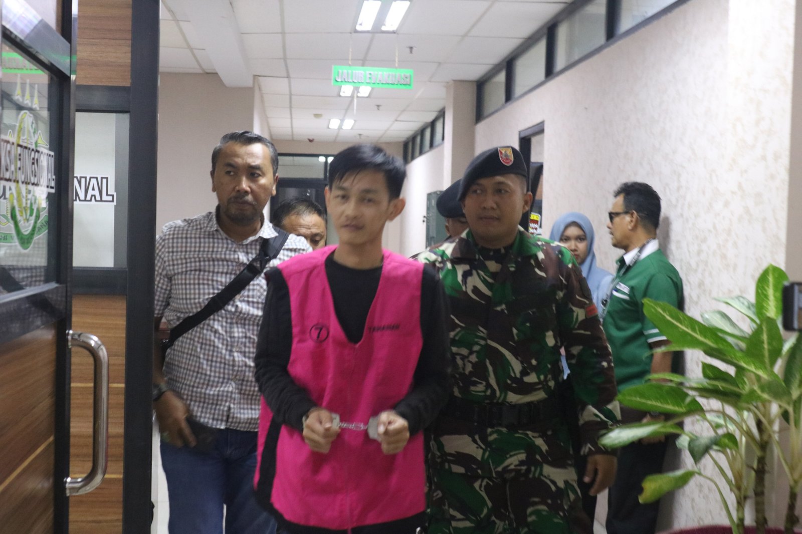 RS ditangkap di Jakarta dan ditahan 20 hari di Rutan Pontianak. RS ditangkap di Jakarta dan ditahan 20 hari di Rutan Pontianak.