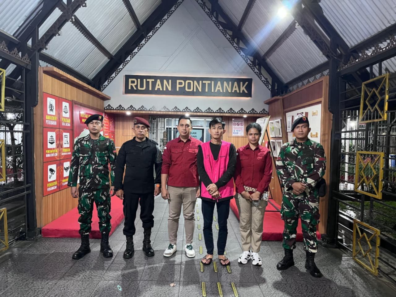 RS ditangkap di Jakarta dan ditahan 20 hari di Rutan Pontianak. RS ditangkap di Jakarta dan ditahan 20 hari di Rutan Pontianak.