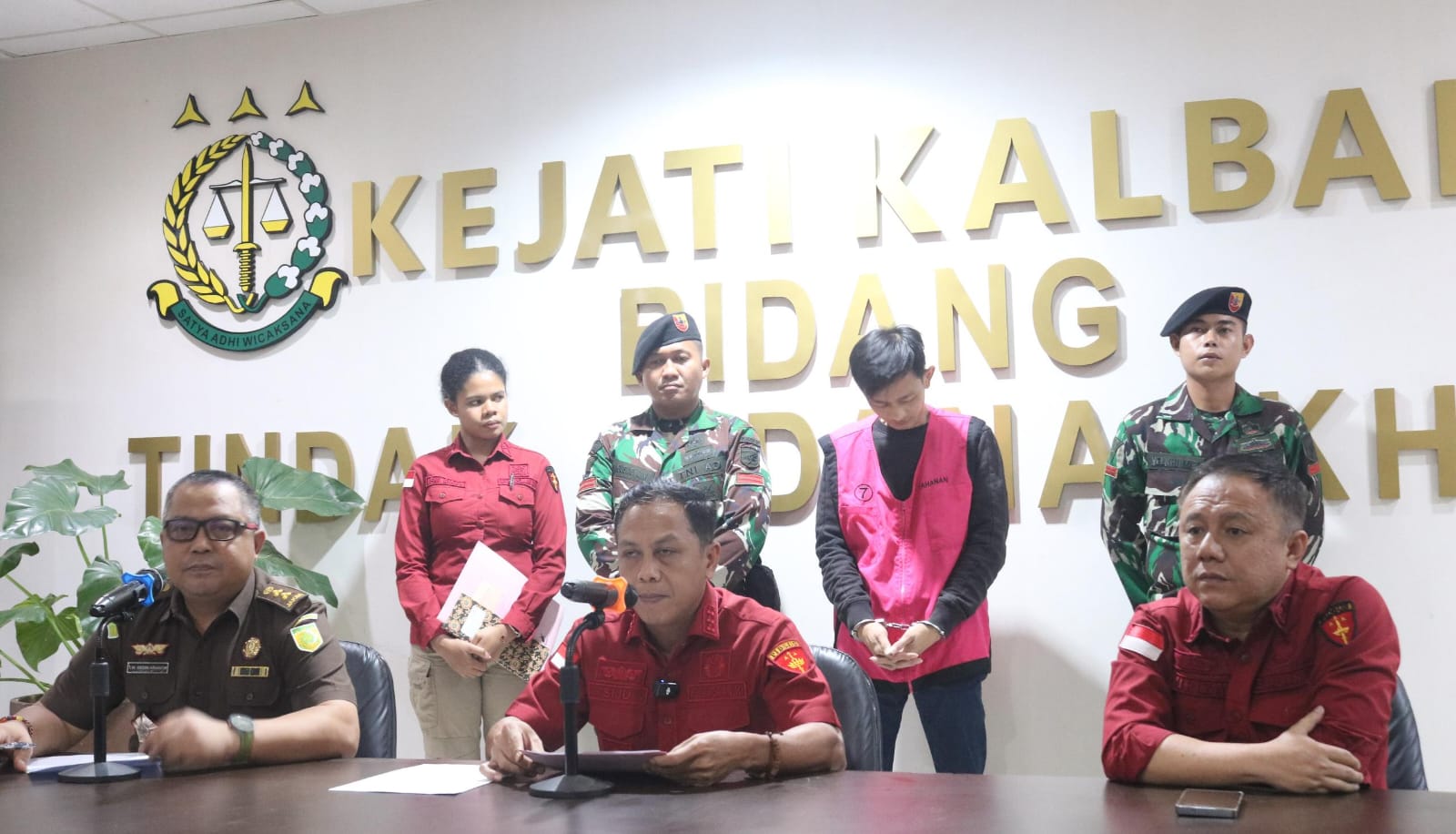 Kejati Kalbar menetapkan RS sebagai tersangka baru kasus korupsi pengadaan tanah Bank Daerah.