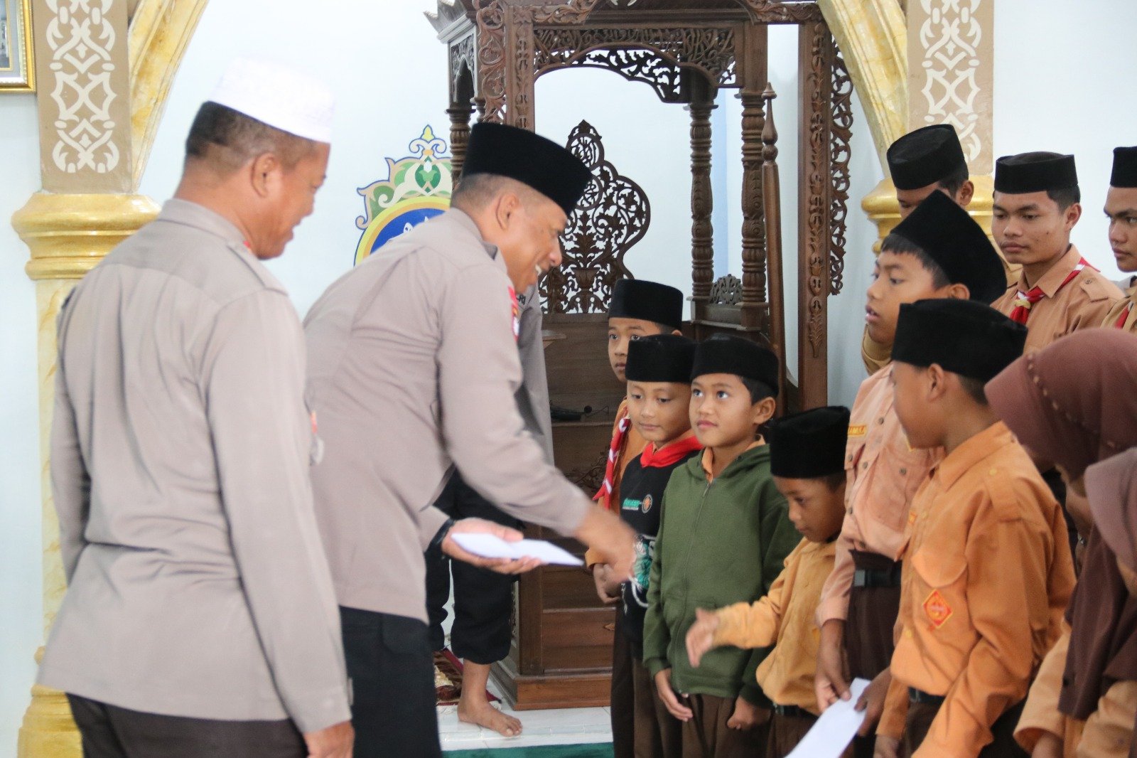 Polres Humbahas memberikan santunan ke 30 anak yatim Polres Humbahas memberikan santunan ke 30 anak yatim