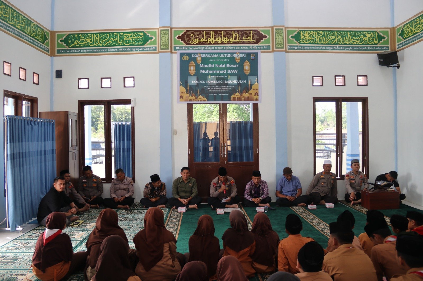 Polres Humbahas memperingati Maulid Nabi 2025 dengan doa bersama dan santunan untuk 30 anak yatim Kapolres menekankan pentingnya meneladani akhlak Rasulullah dalam tugas kepolisian.