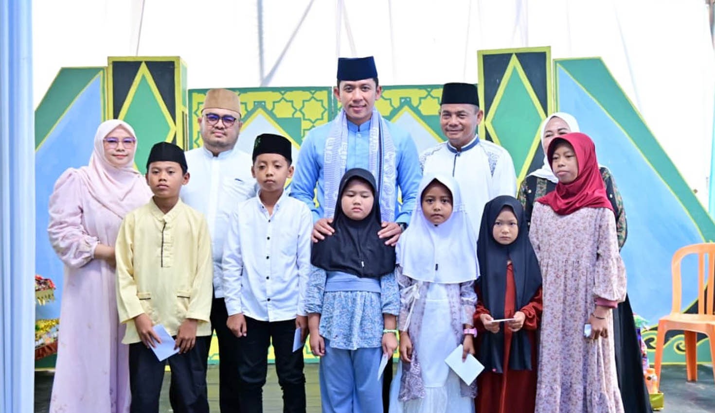 Bupati Lampung Selatan Radityo Egi Pratama menyantuni anak yatim