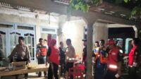 Polisi bersama tim gabungan mengevakuasi warga hingga tengah malam dan menyalurkan bantuan darurat.