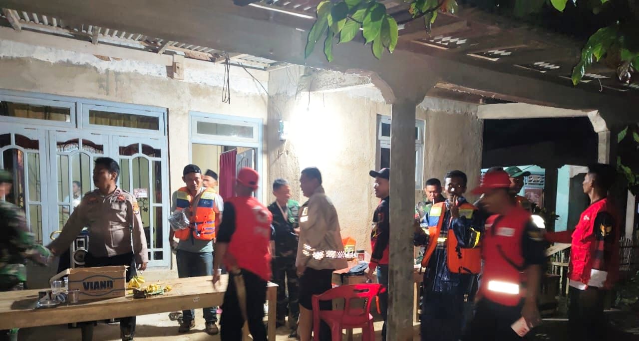 Polisi bersama tim gabungan mengevakuasi warga hingga tengah malam dan menyalurkan bantuan darurat.