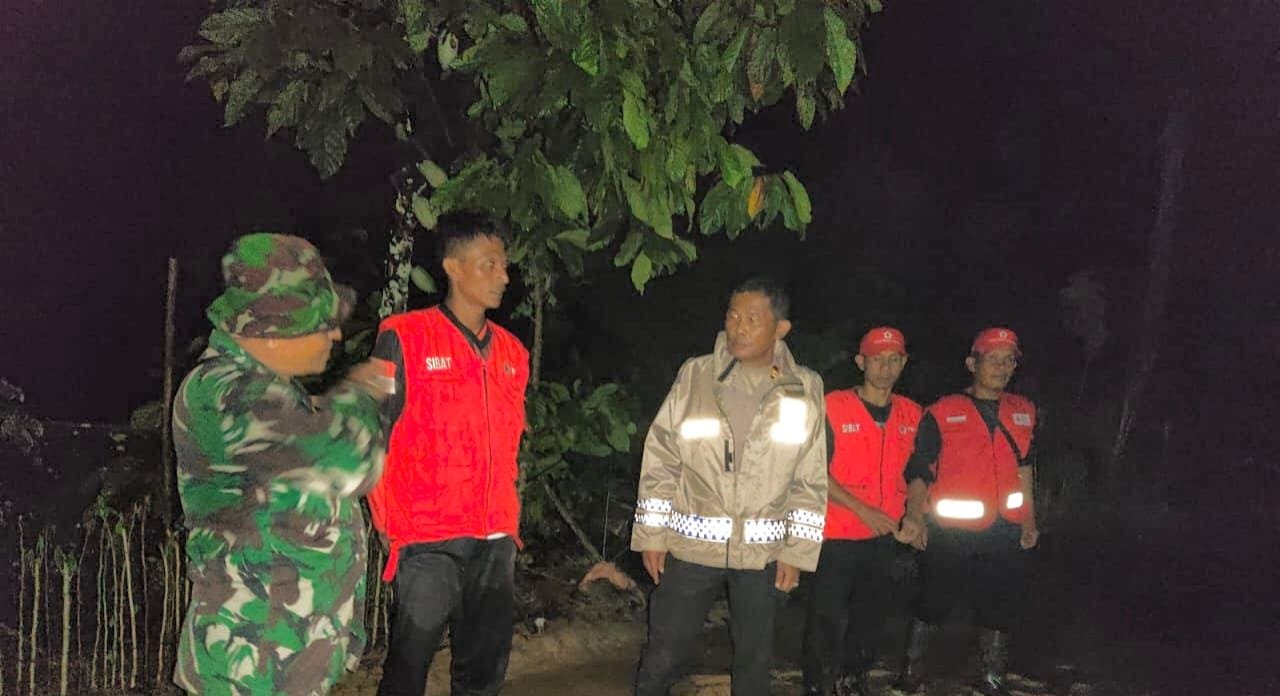 Banjir bandang dan longsor melanda Lampung Barat akibat hujan deras.
