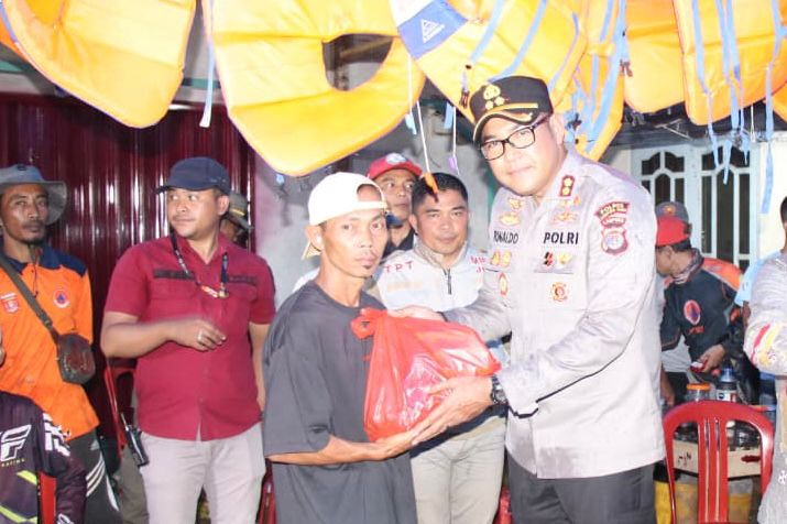 Polres Lampung Barat menyalurkan bantuan sembako bagi korban banjir di Suoh.