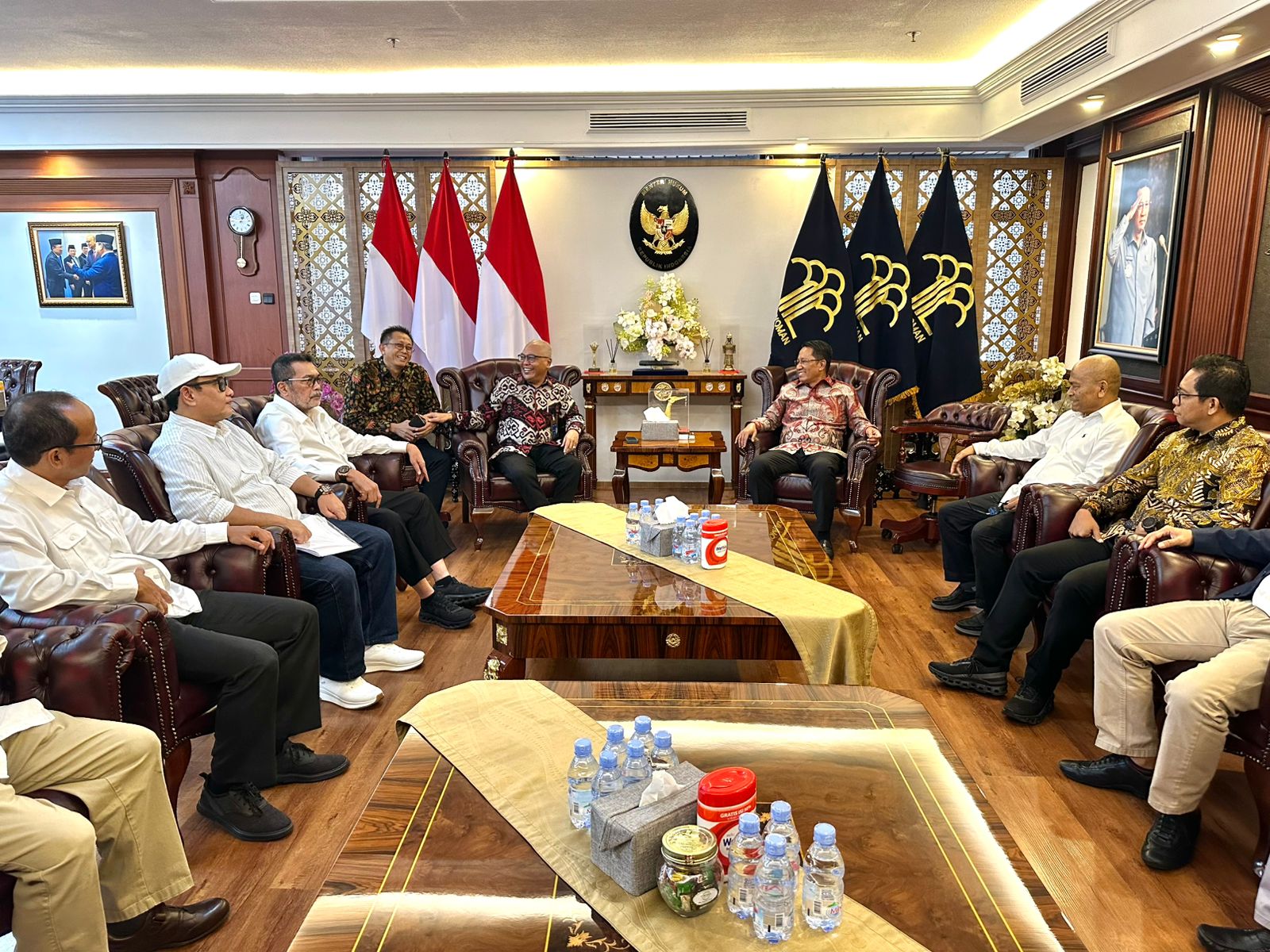 Menkumham Supratman Andi Agtas mencabut blokir administrasi PWI Pusat dengan menandatangani disposisi. Menkumham Supratman Andi Agtas mencabut blokir administrasi PWI Pusat dengan menandatangani disposisi.