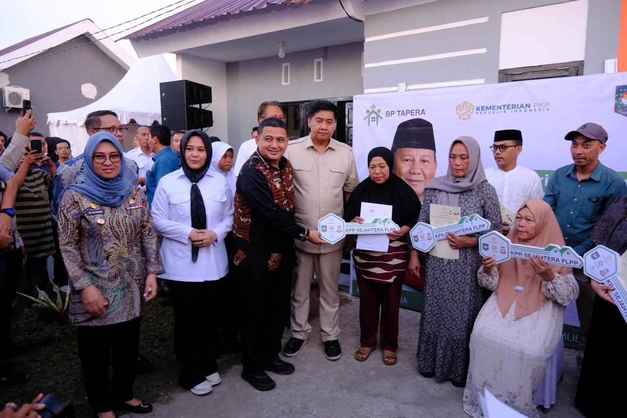 Empat keluarga korban demo Makassar menerima rumah baru di Gowa.