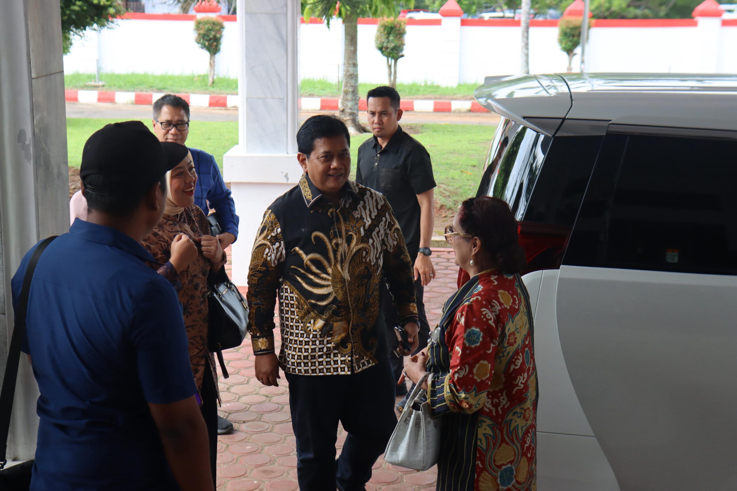 Kapolda Bengkulu Irjen Pol Mardiyono mengantar Wakil Menteri Transmigrasi Viva Yoga Mauladi kembali ke Jakarta di Bandara Fatmawati.