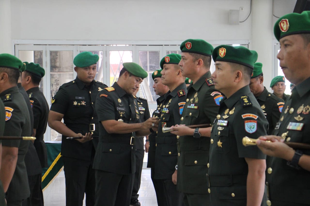 Danrem 121/Abw Brigjen TNI Purnomosidi memimpin sertijab tujuh jabatan strategis di Mempawah.