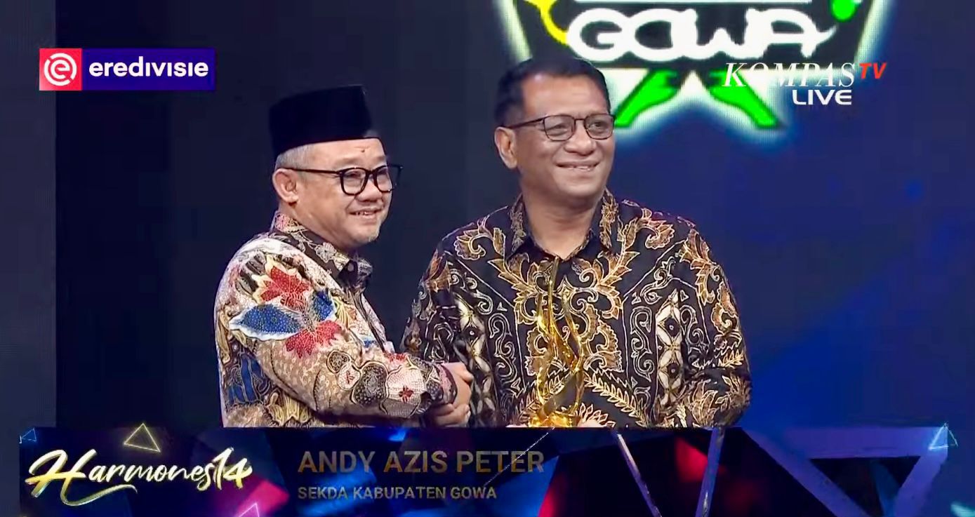 Kompas TV memberikan penghargaan kepada Bupati Gowa Hj. Husniah Talenrang