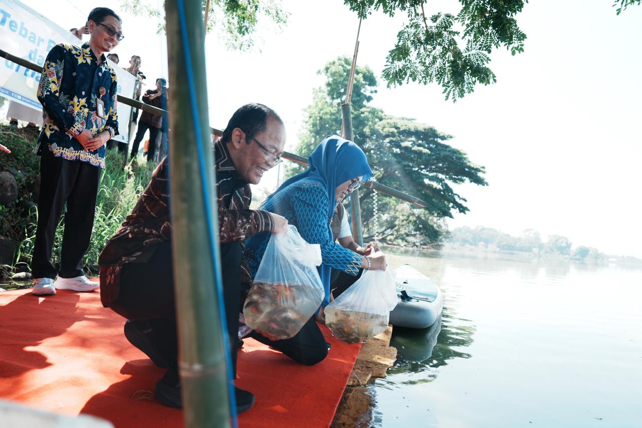 program tebar benih ikan dari Kemendikdasmen RI di Danau Mawang.