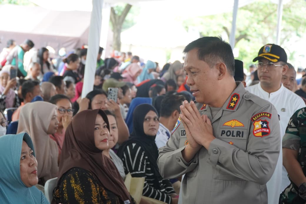 Polri melalui Gerakan Pangan Murah dan Jumat Berkah Polres Metro Jakarta Barat