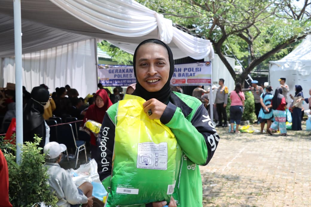 Ribuan warga antusias memanfaatkan pasar murah ini. Ribuan warga antusias memanfaatkan pasar murah ini.