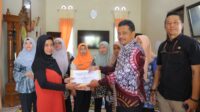 Pj Sekda Babel Fery Afrianto menyerahkan santunan ASN Peduli dan KORPRI senilai Rp9,8 juta kepada keluarga almarhum Muhammad Andi,