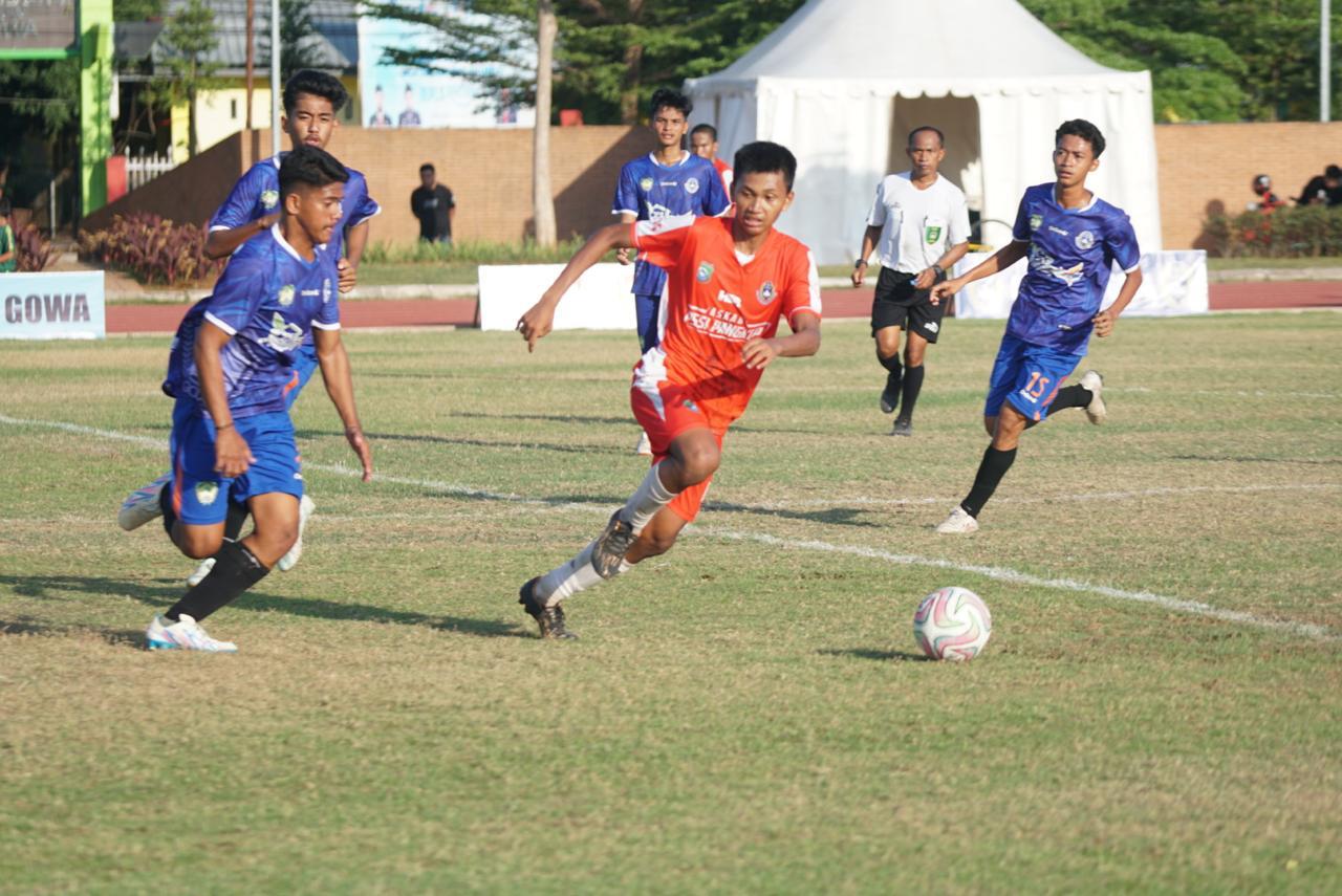 Tim sepak bola Kabupaten Gowa lolos ke Porprov Sulsel 2026 setelah menyingkirkan Pangkep dengan skor 3-0. Tim sepak bola Kabupaten Gowa lolos ke Porprov Sulsel 2026 setelah menyingkirkan Pangkep dengan skor 3-0.