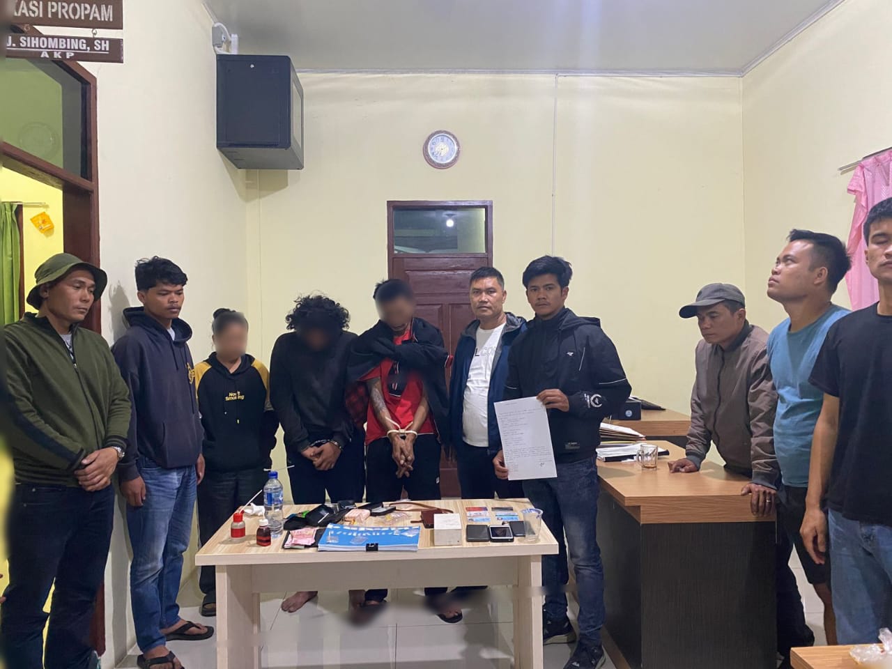 Polres Humbahas menangkap dua bandar dan satu kurir bersama 26 paket sabu.