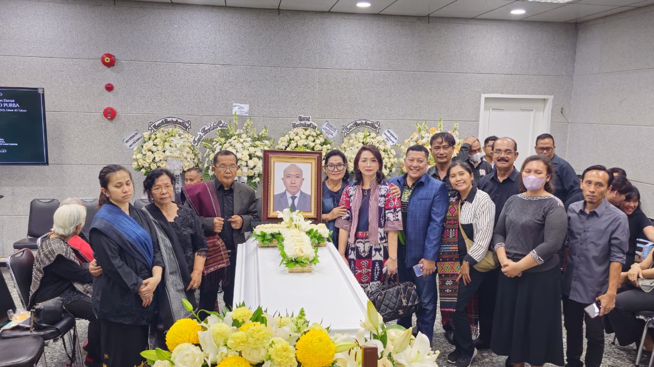 Wabup Humbahas Yunita Rebekka Marbun menghadiri rumah duka Zetro Leonardo Purba, diplomat KBRI Peru asal Humbang Hasundutan.