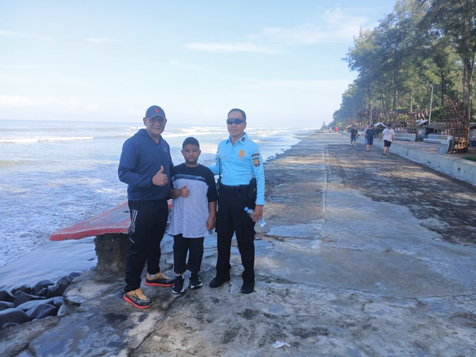 Polda Bengkulu menggelar patroli dialogis di Pantai Panjang dan Pasir Putih.