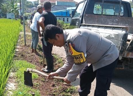 Polsek Cikijing bersama warga Desa Sukasari menggelar Geber Jumat untuk mendukung program 100 Hari Kerja Bupati Majalengka.
