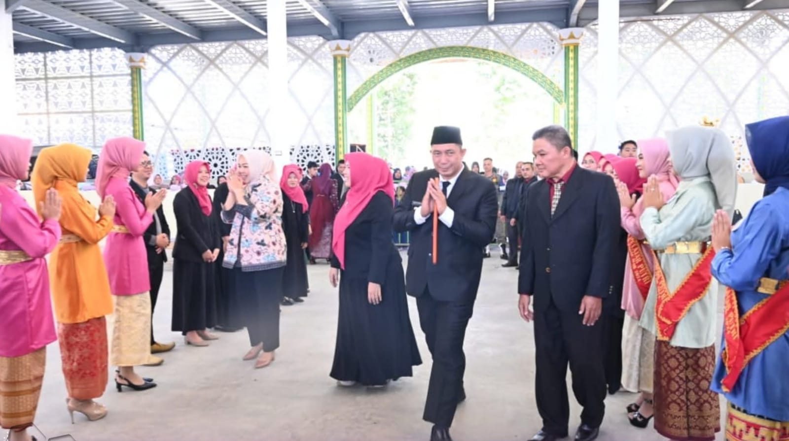 Wali Kota Pagar Alam, Ludi Oliansyah, bersama Ketua TP PKK Hera Parianti Ludi menghadiri acara Wisuda Angkatan ke-XXII sekaligus Harlah ke-XXV