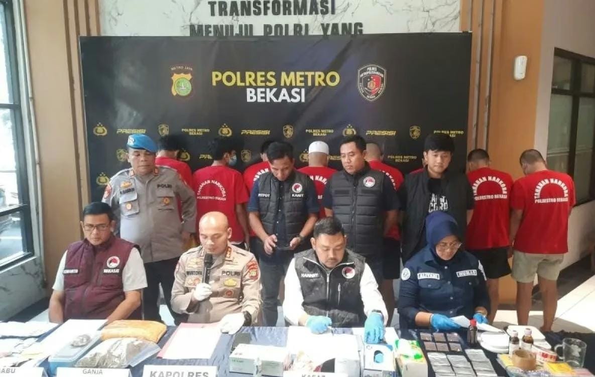 Polres Metro Bekasi menangkap tujuh pengedar narkoba dengan barang bukti senilai Rp387 juta.