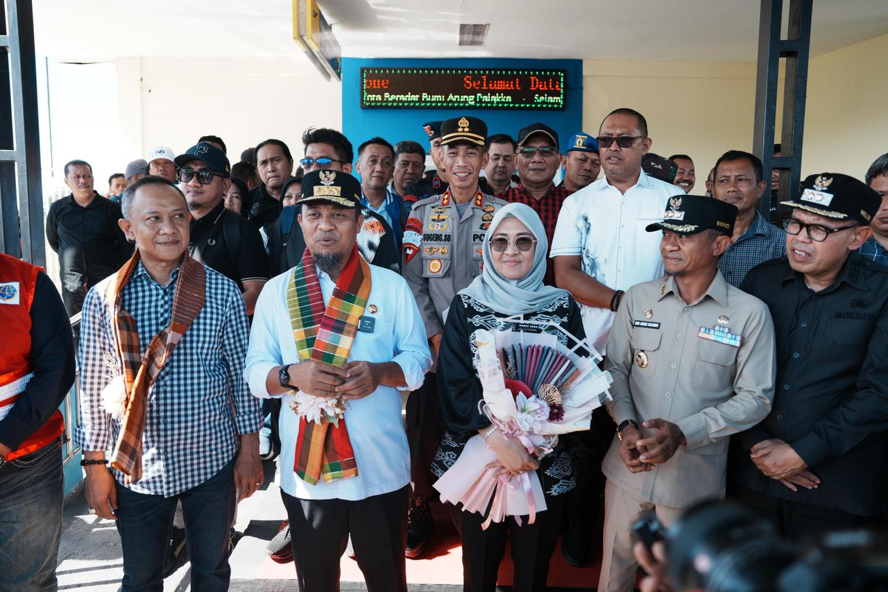 Bupati Gowa menyambut penerbangan perdana Fly Jaya Airlines rute Makassar–Selayar dan Makassar–Bone.