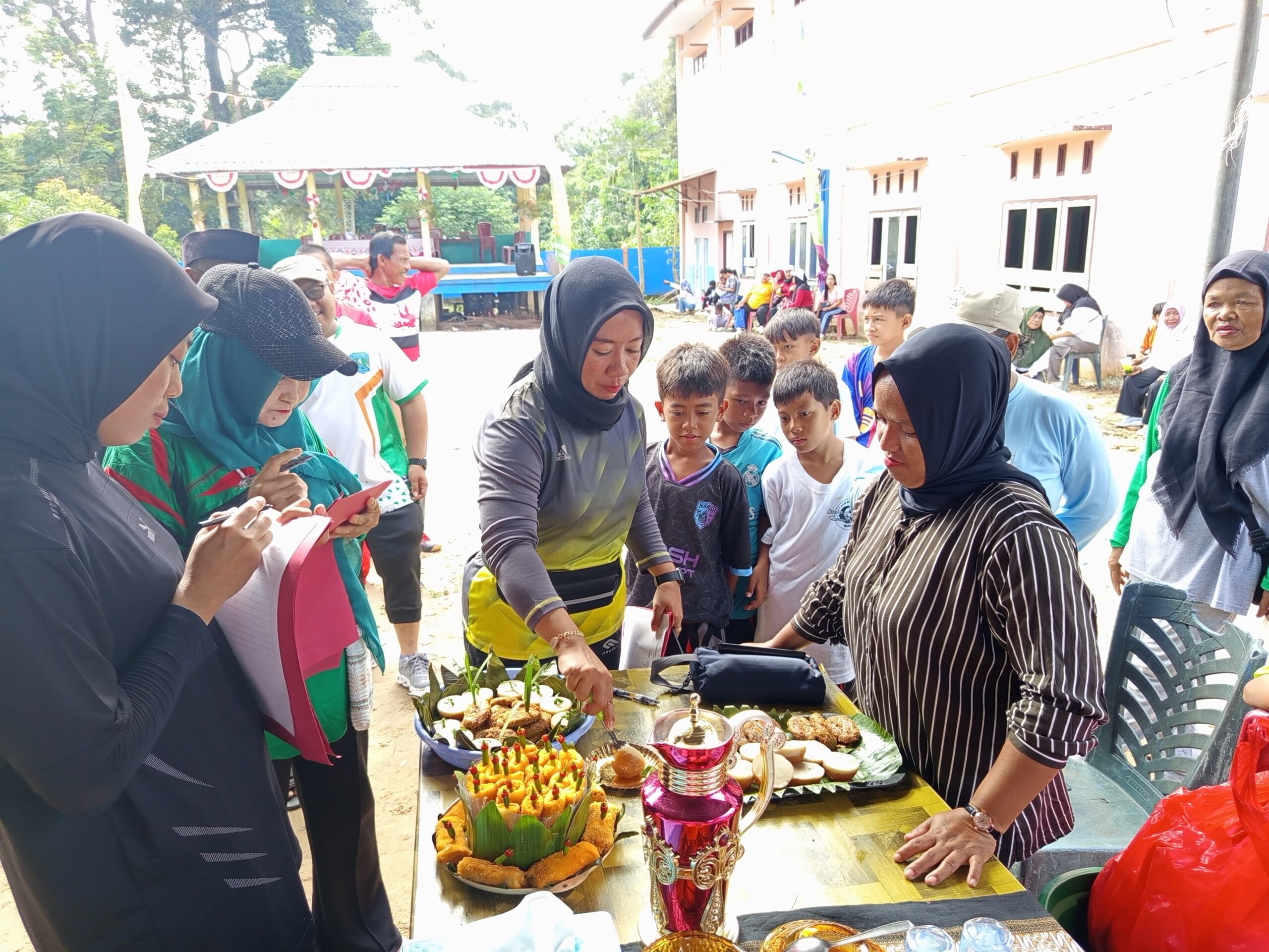 Warga Antusias Ikuti Jalan Sehat dan Bazar UMKM Desa Petaling Warga Antusias Ikuti Jalan Sehat dan Bazar UMKM Desa Petaling