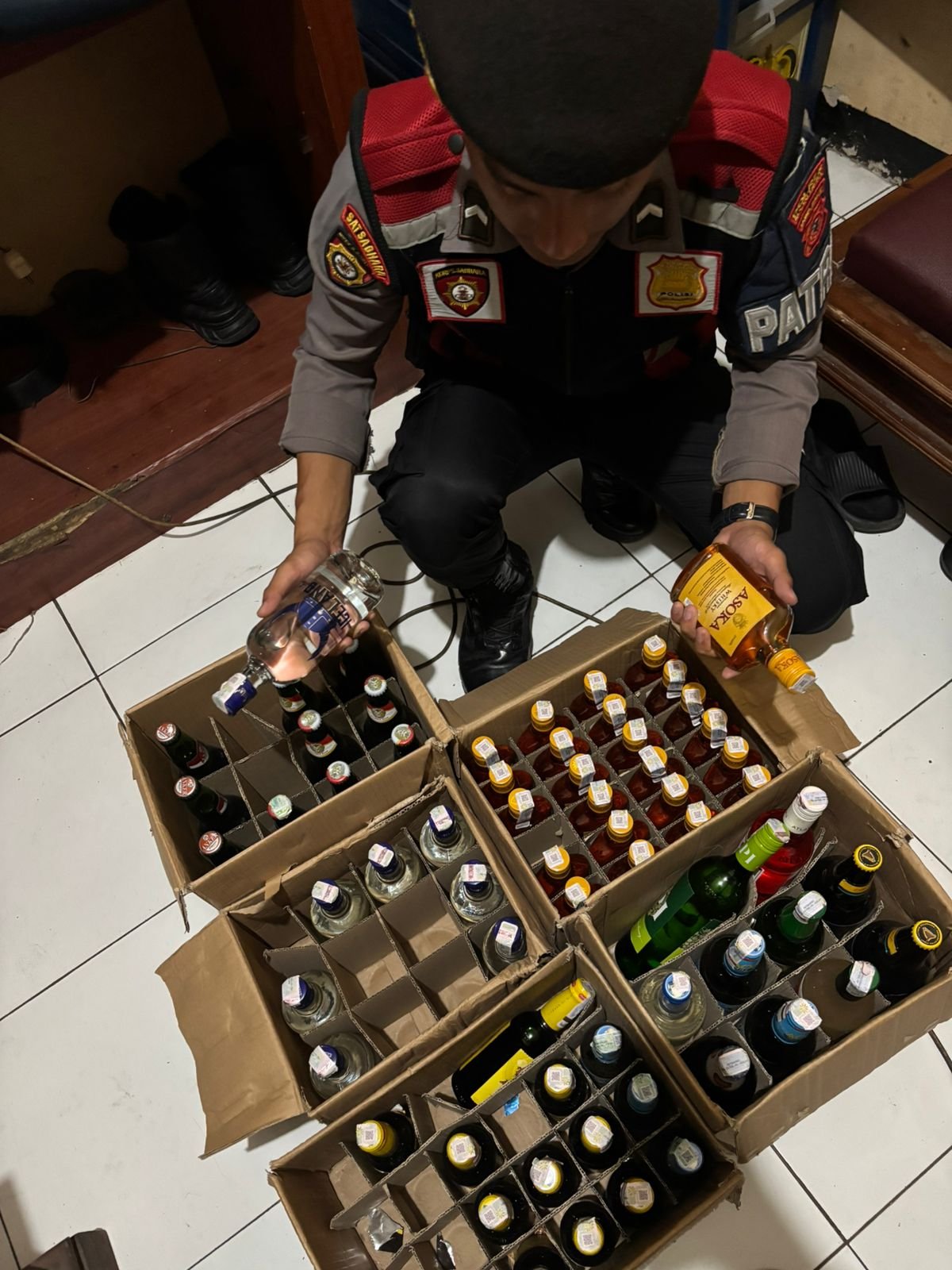 Polres Majalengka Sita 67 Botol Miras dari Warga Sumberjaya