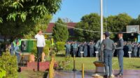 Kombes Pol. Aris Tri Yunarko, S.I.K., M.Si., hadir sebagai pembina upacara di SMAN 7 Kota Bengkulu, Senin (15/9/2025).