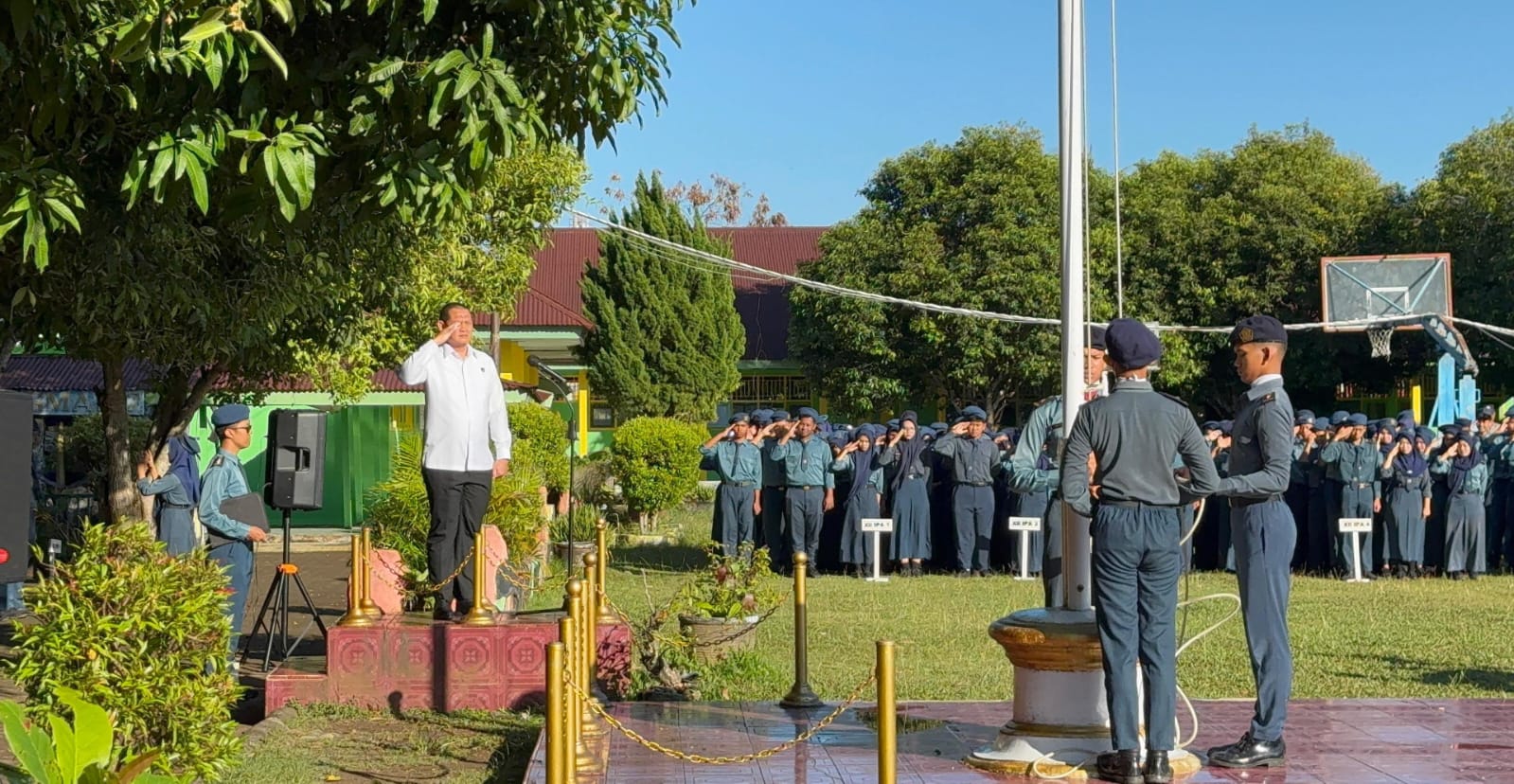 Kombes Pol. Aris Tri Yunarko, S.I.K., M.Si., hadir sebagai pembina upacara di SMAN 7 Kota Bengkulu, Senin (15/9/2025).