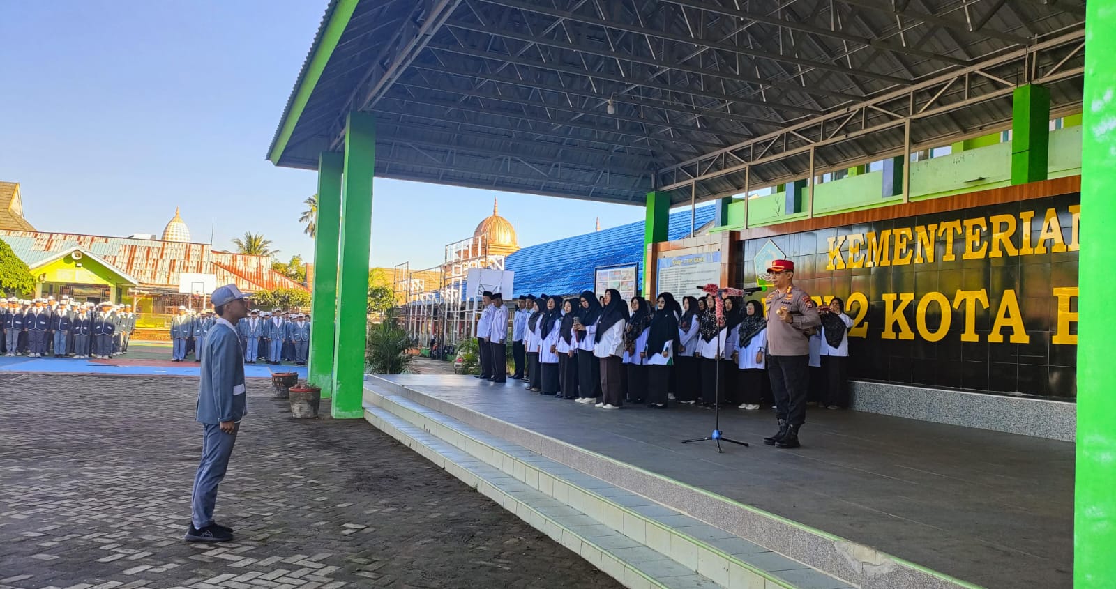 Kepala SPN Polda Bengkulu, Kombes Pol. Andi Dady, S.I.K., bertindak sebagai pembina upacara di MAN 2 Bengkulu pada Senin (15/09/2025)