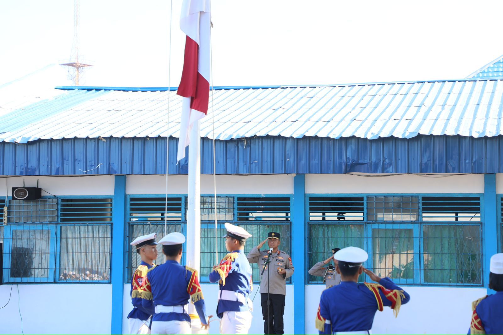 Kapolda Bengkulu Irjen Pol. Mardiyono memimpin upacara bendera serentak dan mengajak pelajar menjadi generasi cerdas, berkarakter, serta berintegritas menuju Indonesia Emas 2045.