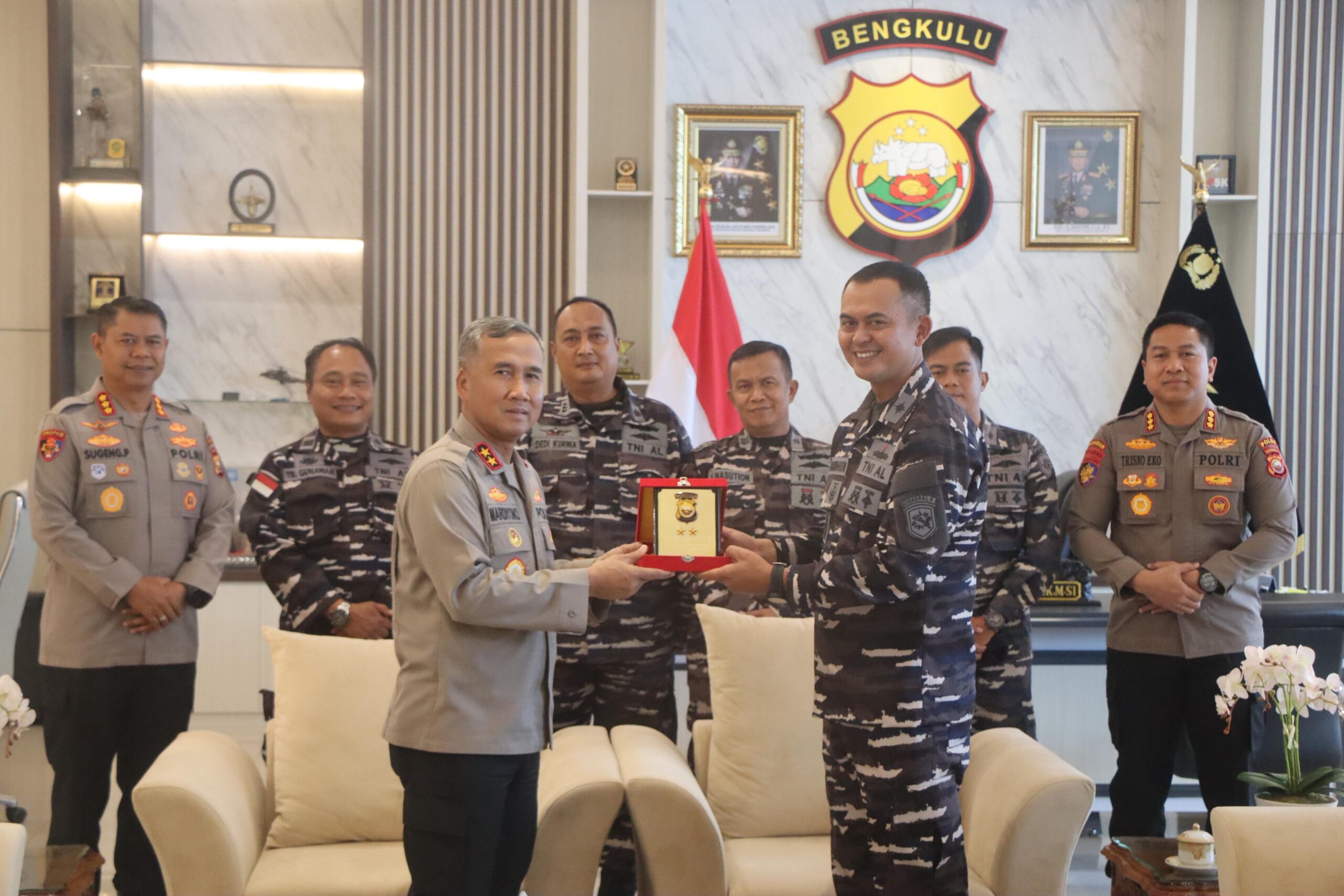 Kapolda Bengkulu Irjen Pol. Mardiyono menerima courtesy call Danlanal Bengkulu Letkol Laut Nurwahidin untuk memperkuat sinergi TNI-Polri menjaga keamanan wilayah.