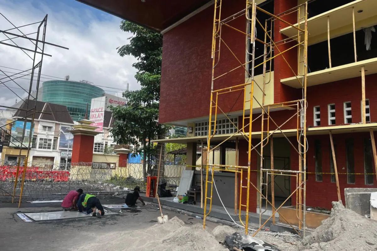 Polda DIY menghitung kerugian aksi anarkis akhir Agustus 2025 mencapai Rp28 miliar. Fasilitas pelayanan publik rusak, namun layanan masyarakat kembali normal.