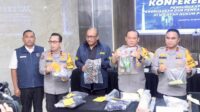 Polda Metro Jaya menetapkan 16 tersangka perusakan fasilitas umum pada aksi anarkis akhir Agustus 2025. Polisi masih memburu tiga pelaku lain.