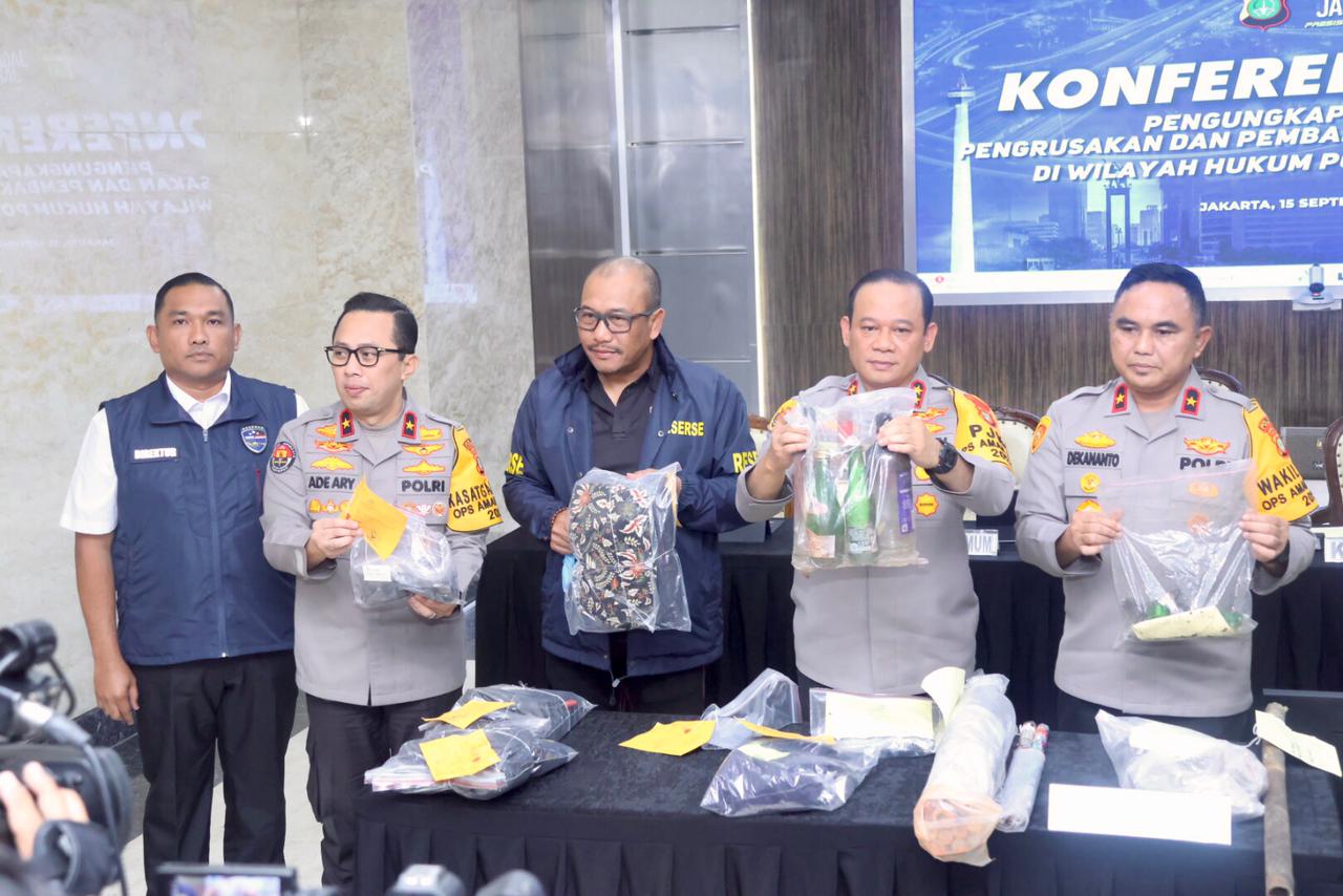 Polda Metro Jaya menetapkan 16 tersangka perusakan fasilitas umum pada aksi anarkis akhir Agustus 2025. Polisi masih memburu tiga pelaku lain.