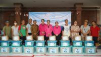 Ketua Umum Bhayangkari Ny. Juliati Sigit Prabowo menyalurkan bantuan sosial bagi korban banjir di Bali.