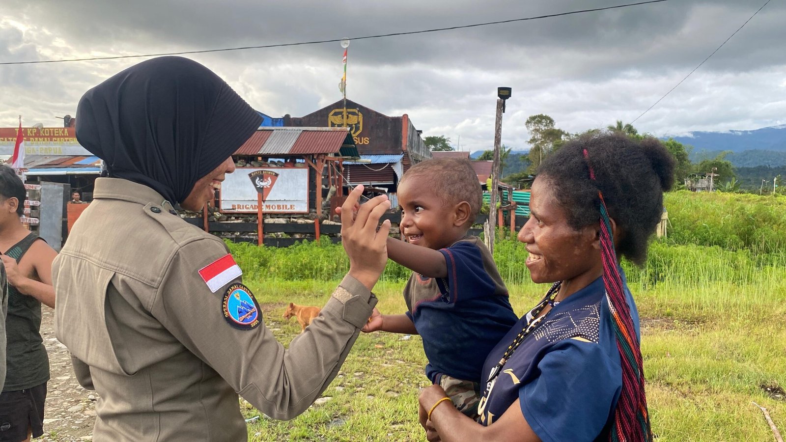 Polwan Satgas Damai Cartenz menggelar kegiatan humanis di Pos Koteka, Nduga.