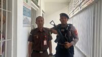 Sat Samapta Polres Majalengka mengawal tahanan ke Kejaksaan Negeri Majalengka dengan aman dan tertib.