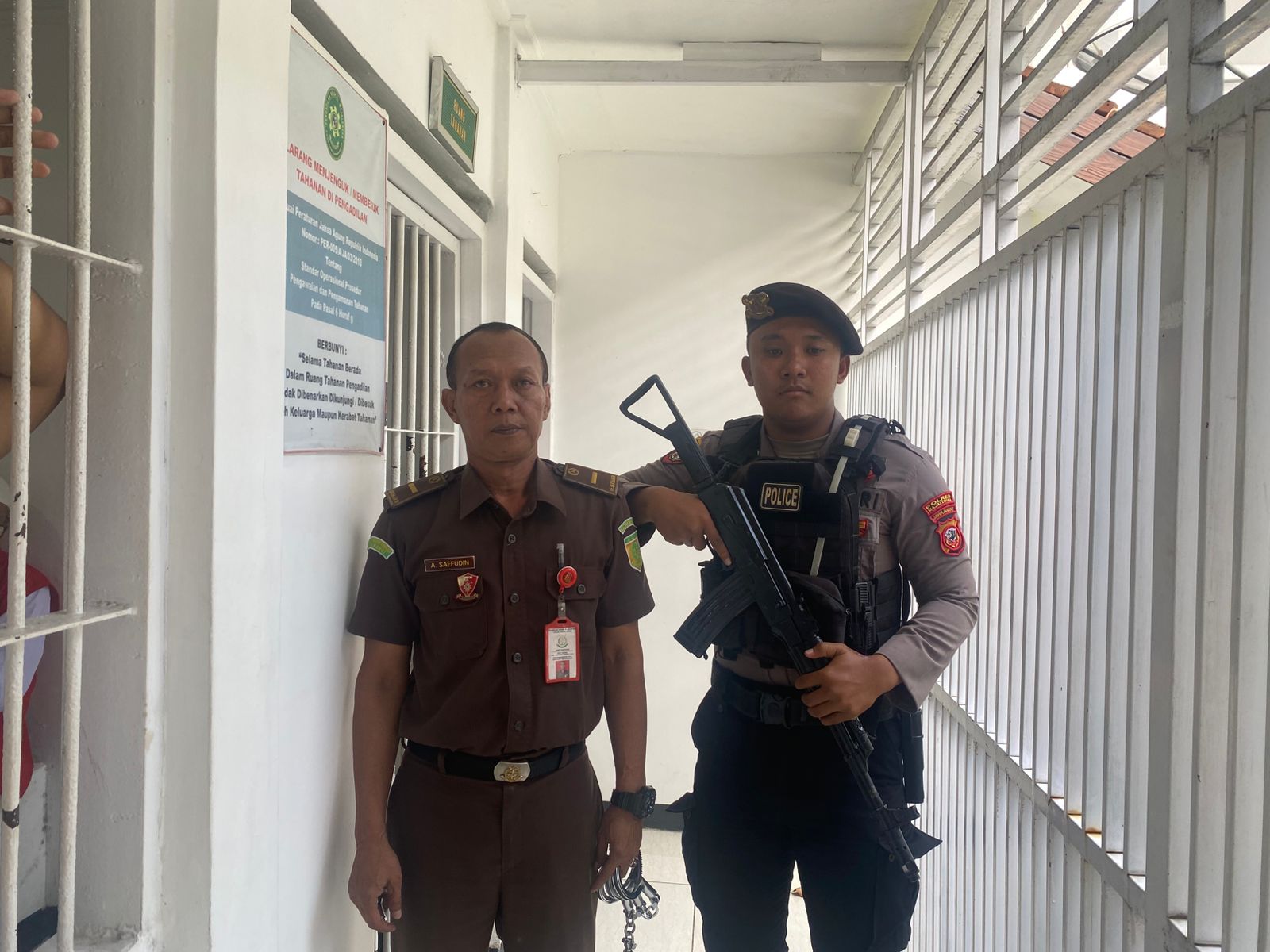 Sat Samapta Polres Majalengka mengawal tahanan ke Kejaksaan Negeri Majalengka dengan aman dan tertib.