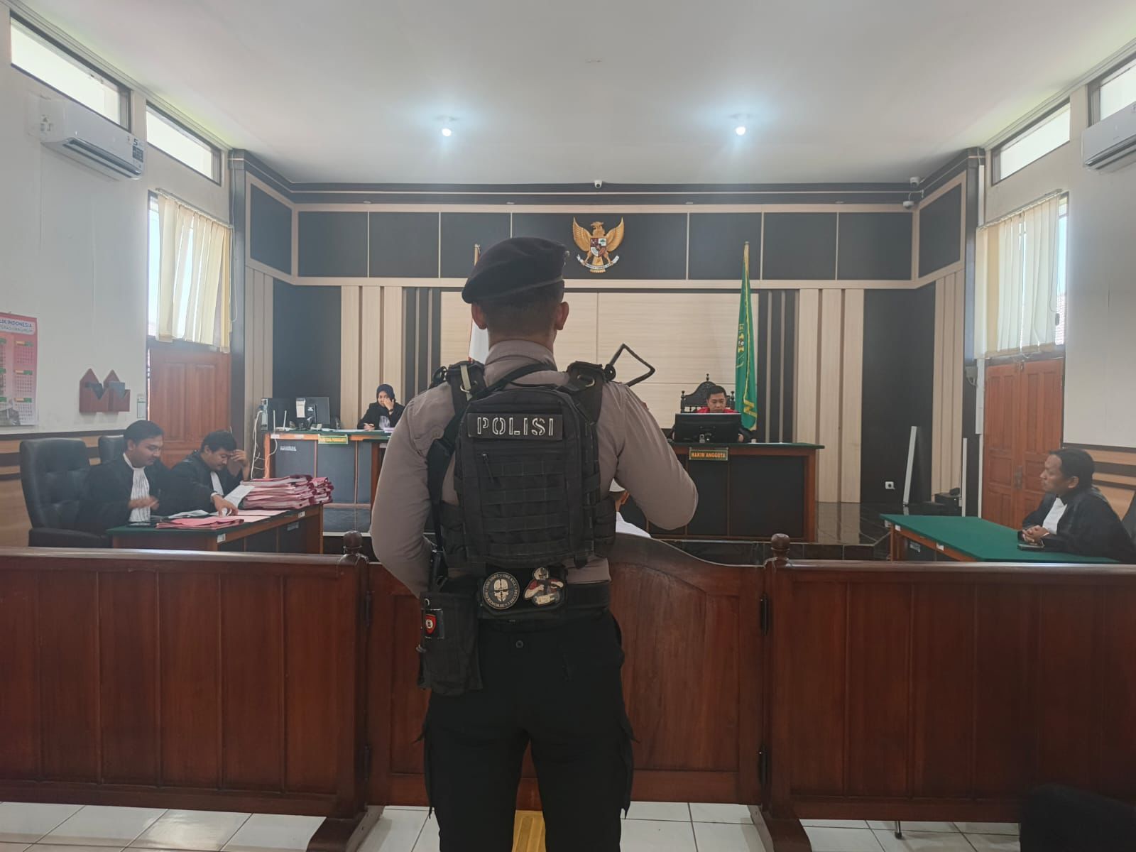 Sat Samapta Polres Majalengka Kawal Tahanan ke Kejaksaan Negeri Sat Samapta Polres Majalengka Kawal Tahanan ke Kejaksaan Negeri